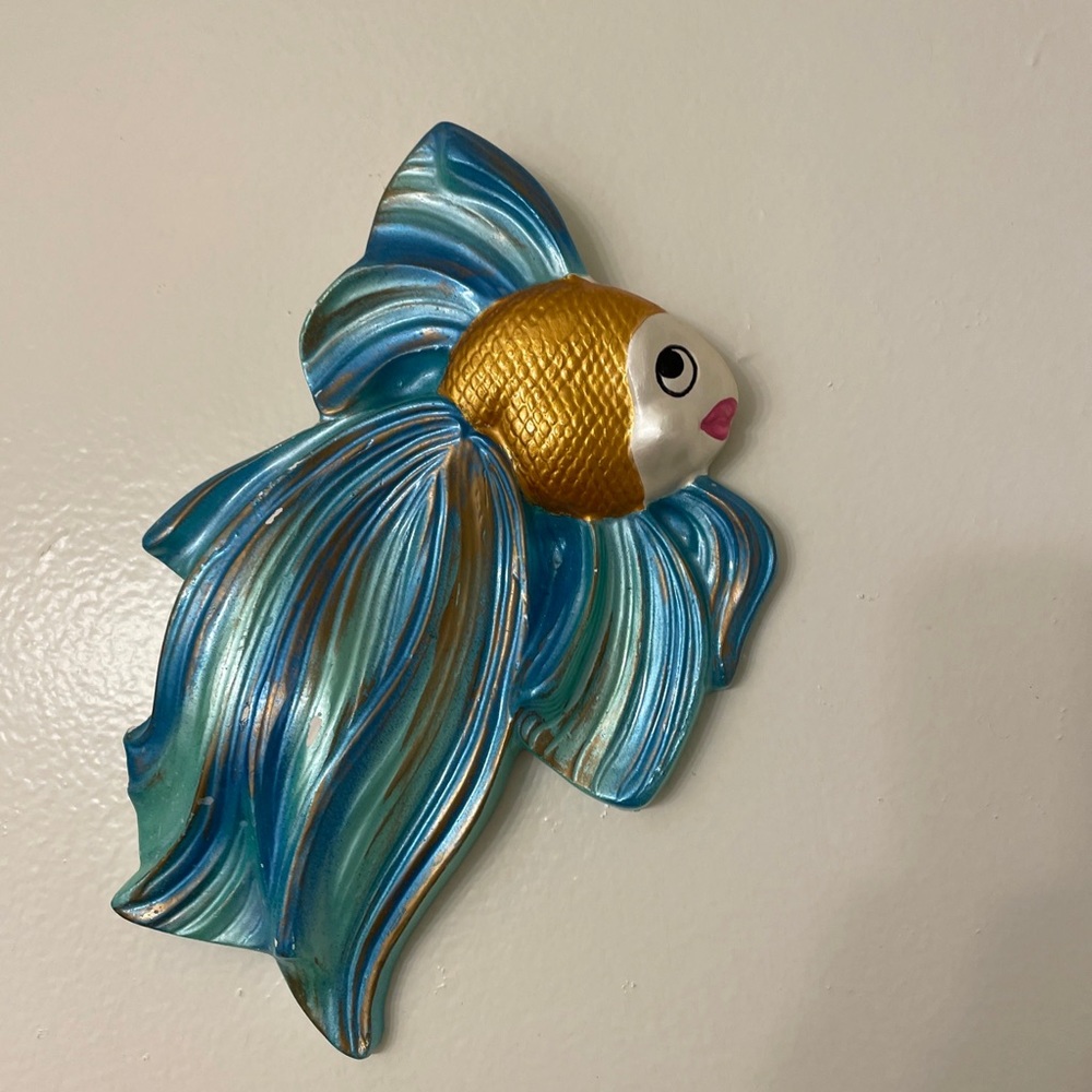 Vintage Chalkware Bathroom Wall Plaque Fancy Fish Gold & Turquoise Iridescent 9"